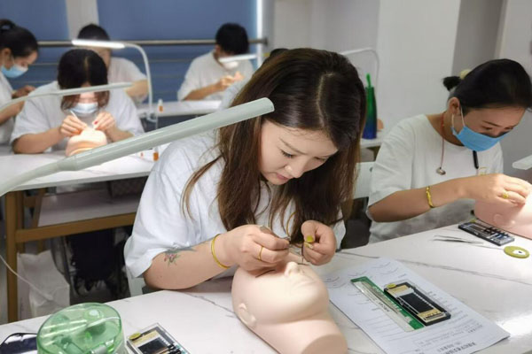 南京正规化妆培训学校哪家好？这三家报名很火爆